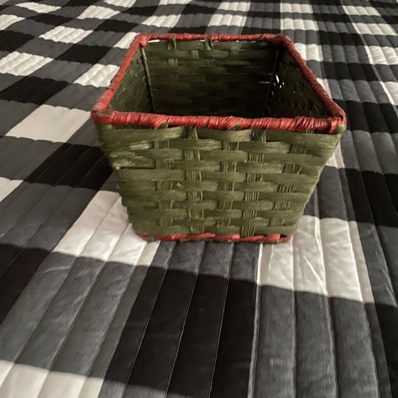 Green Christmas Basket decor - Picture 3 of 3